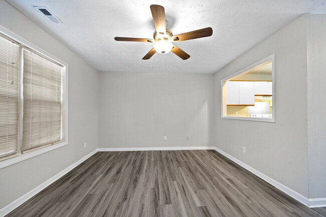 Building Photo - Townhome living close to downtown Fayettev...