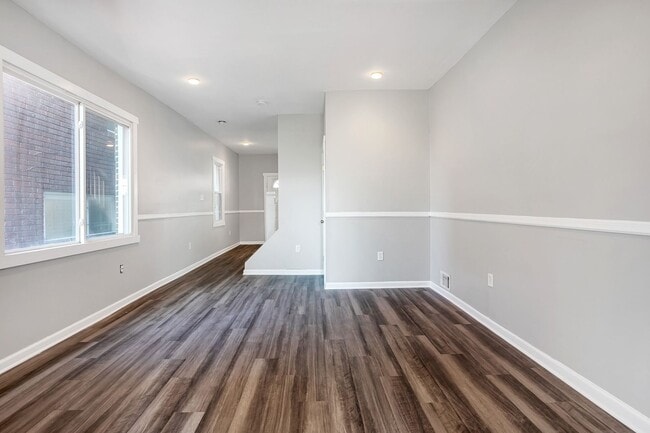 Building Photo - Spacious Two Bed Available July 10th! Central Air, Dishwasher, Laundry, Off Street Parking!