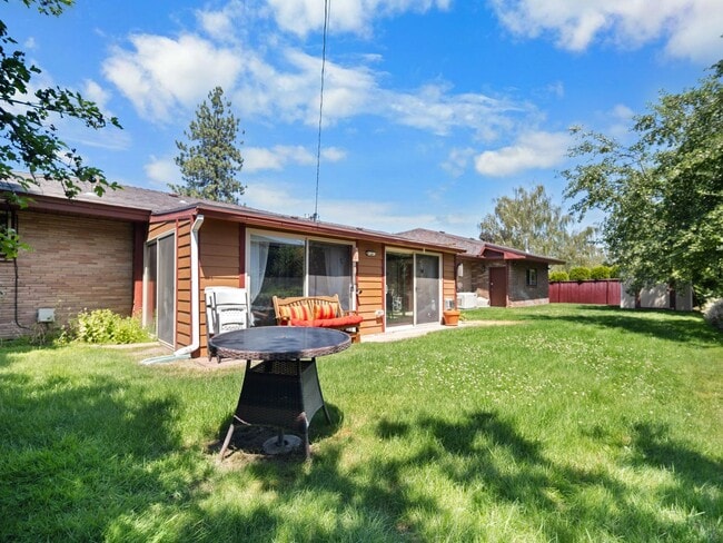 Building Photo - Fully Furnished 3 bedroom/3 bathroom North Spokane Home