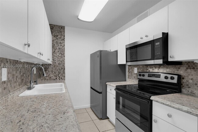 Building Photo - 7100 Fairway Dr