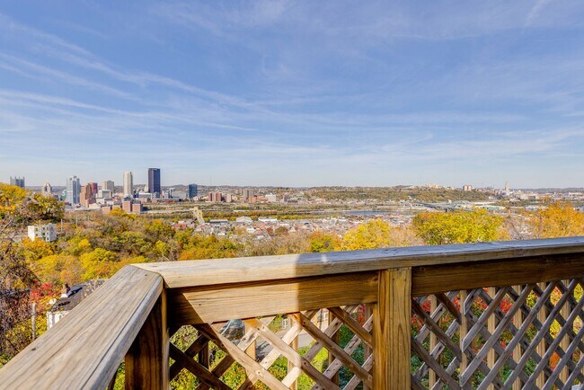 Building Photo - AVAILABLE NOW - Beautiful 3 Bedroom Home w...