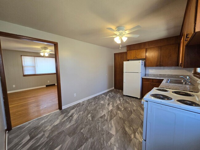 Building Photo - 3-4 bedroom ranch with attached garage, fe...
