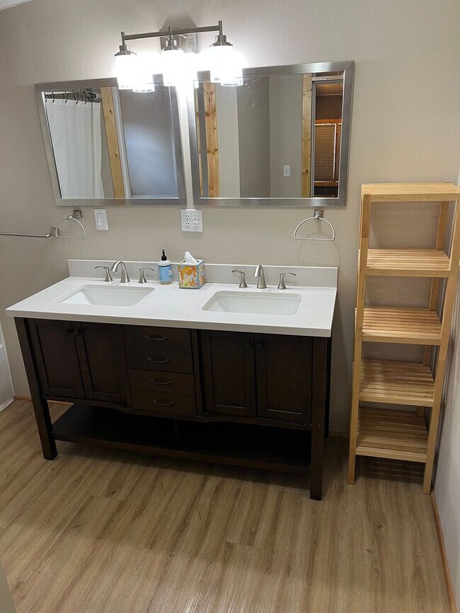 Building Photo - 3-bedroom 2 bath Corner Lot