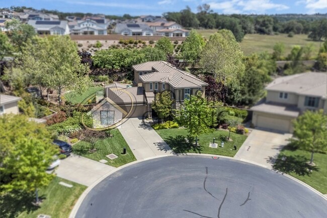 Building Photo - Beautiful Executive Home w/ Pool on 1/2 Ac...
