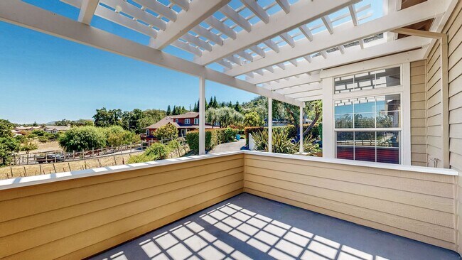 Building Photo - Gorgeous Home with private yards, large de...