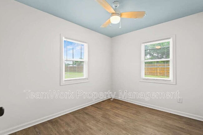 Building Photo - 3107 Azalea Dr