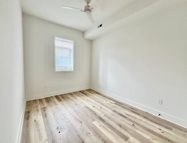 Building Photo - 1802 11th St NW