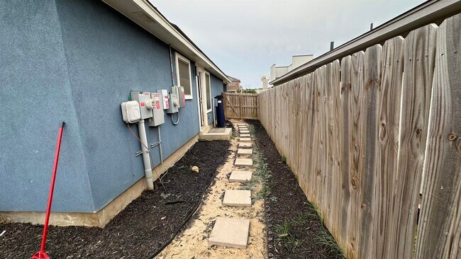 Building Photo - 3704 Octavia Dr
