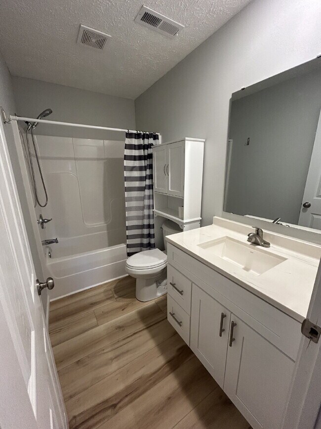 Building Photo - This charming 2-bedroom, 2-bath home is conveniently located directly across from East Elementary...