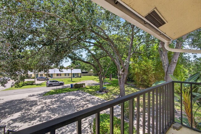 Building Photo - 708 SW Gardens Blvd
