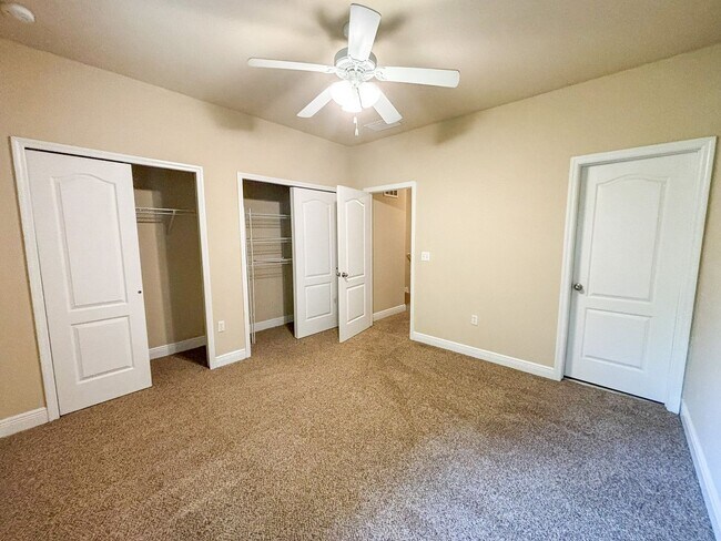 Building Photo - Chase Hollow #40