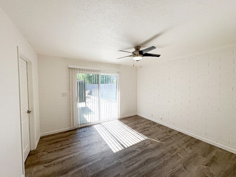 Building Photo - 2737 E Glenrosa Ave