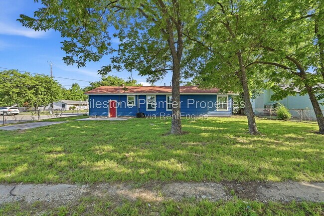 Building Photo - 718 W Belden St
