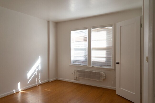 Building Photo - Study, Sleep, Repeat — Vintage 2-Bedroom Near Willamette University!