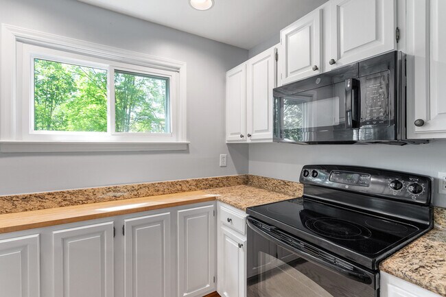 Building Photo - 700 Bishops Park Dr