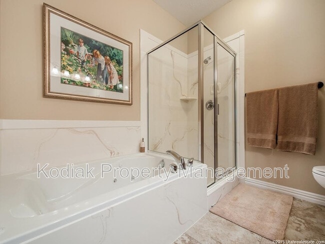 Building Photo - 637 Edgewood Dr