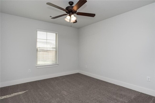 Building Photo - 4 Bed with LOFT!