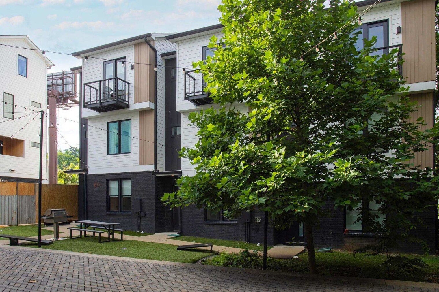 Building Photo - 772 E Argyle Ave