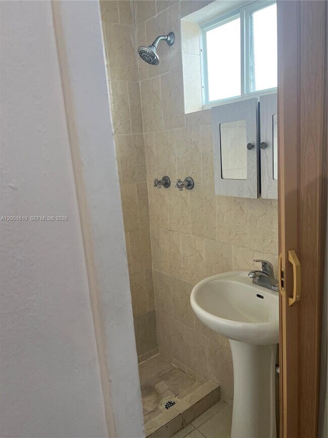 Building Photo - 1405 W 36th St