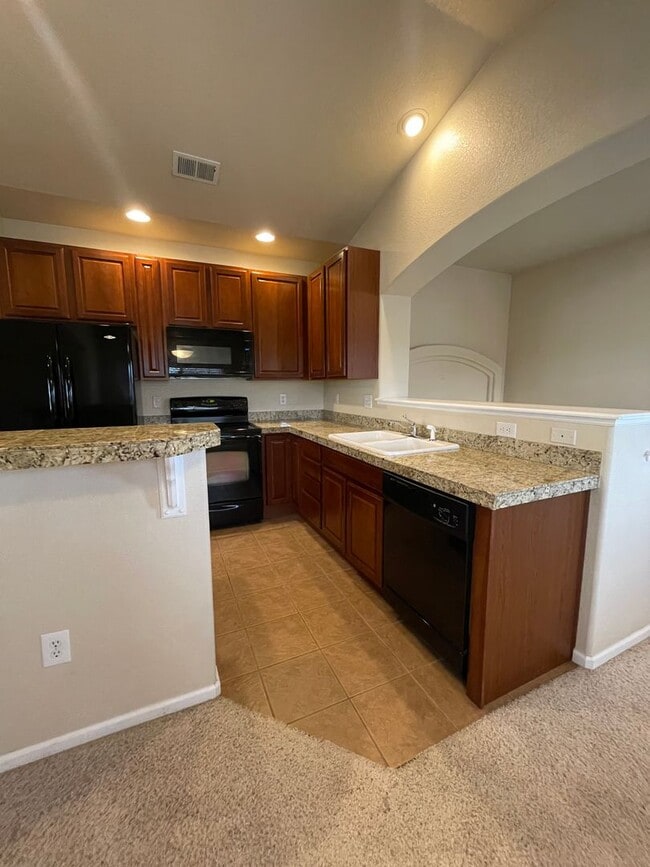 Building Photo - 2 bed/1 bath Townhome with Garage, Pool, Clubhouse