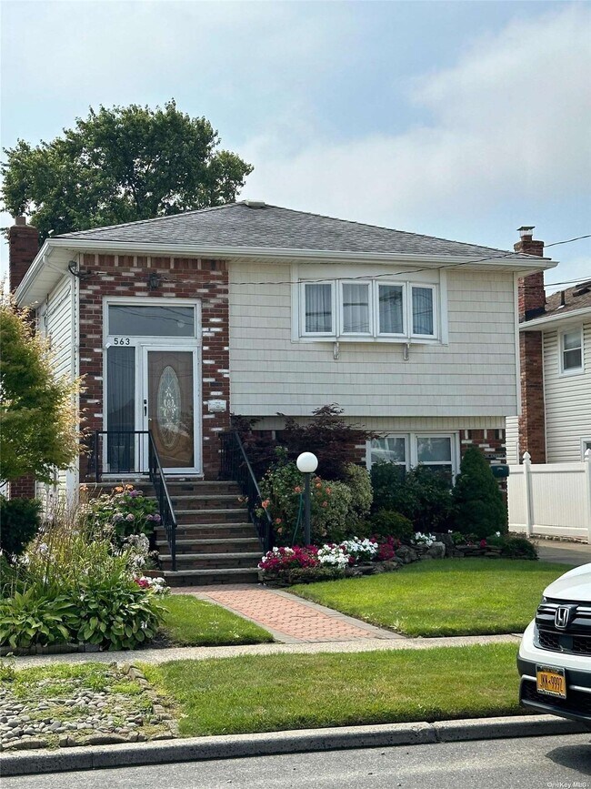 Primary Photo - 563 Long Beach Rd