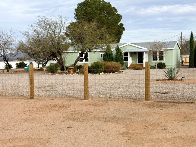 Building Photo - Fully Fenced Gorgeous Acre Property
