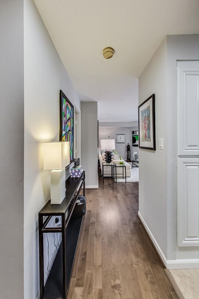 Building Photo - 2-bedroom, 1-bath condo in the sought-afte...