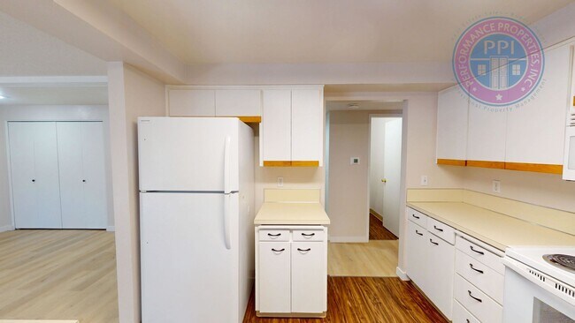 Building Photo - Prime West Linn Location - Walkable to Hig...