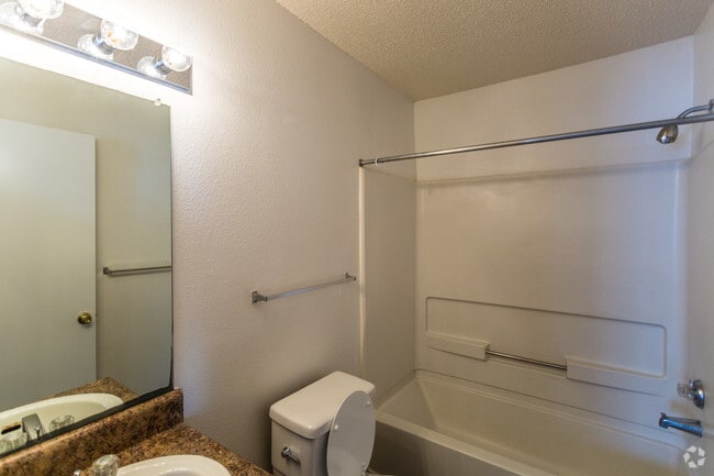 2BR, 2BA - 979 SF - Bathroom - Willow Pointe
