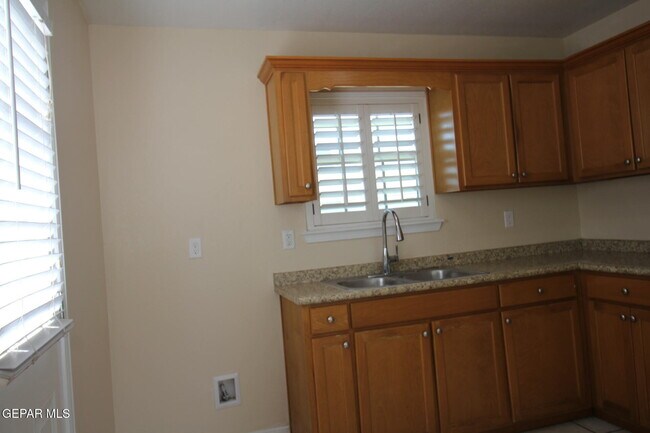Building Photo - 9145 Begonia Pl