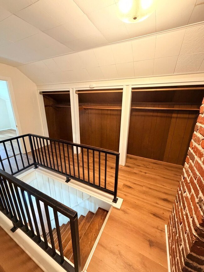 Building Photo - 14 Enka Pine St