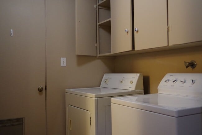 Building Photo - NOW AVAILABLE! MUST SEE - BEAUTIFUL 4BR/3B...