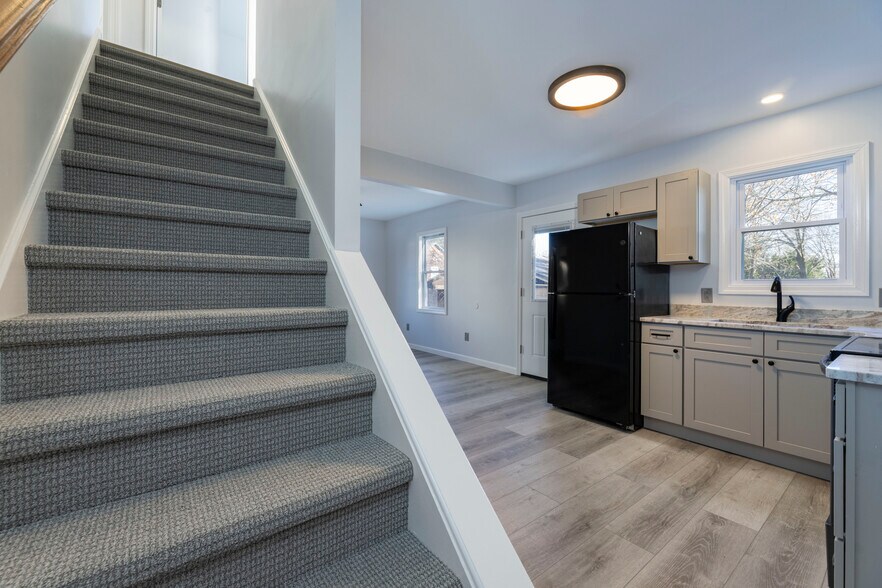 Building Photo - 5 School Ln