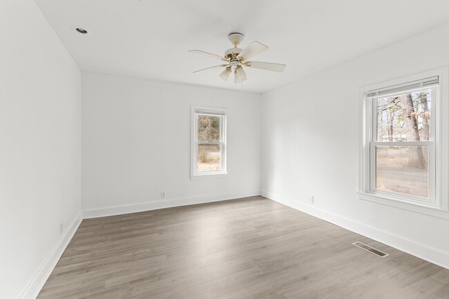 Building Photo - Beautifully Renovated 4 Bedroom 2 Bath Hom...