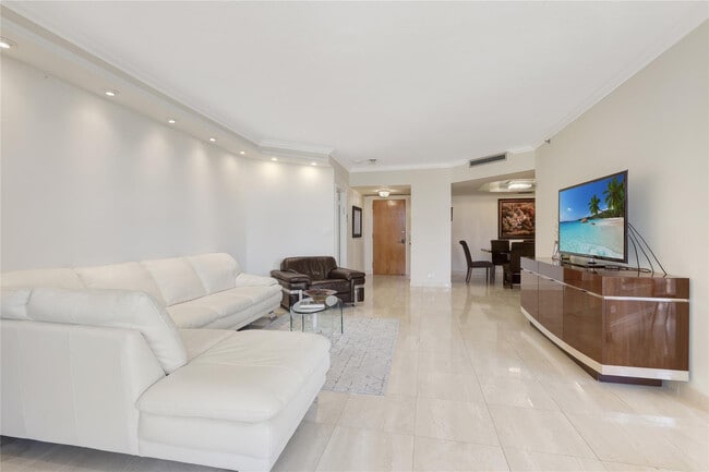 Building Photo - 20191 E Country Club Dr