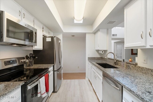 Building Photo - 37300 N Tom Darlington Dr