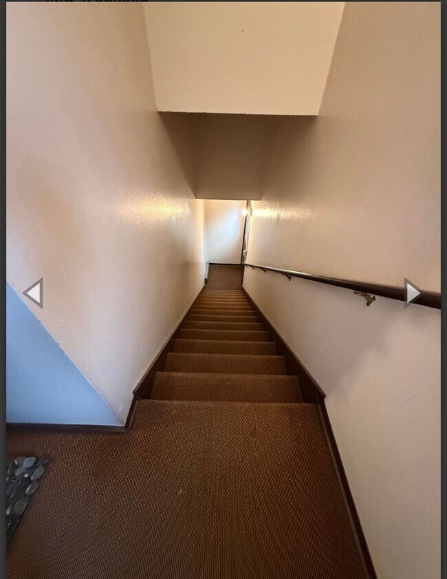 Building Photo - Charming Retro-Style 2BR in Prime Downtown Location