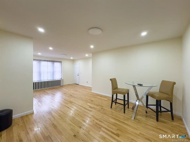 Building Photo - 23 Lake St