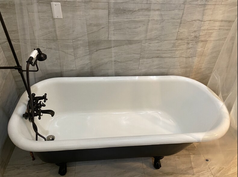 Gorgeous! Vintage clawfoot tub, oversized 66", tiled bathroom - 136 Farallon Dr