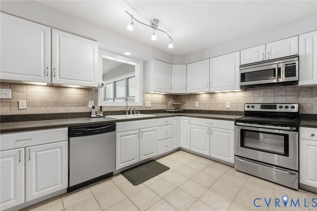 Building Photo - 7603 S Pinehill Dr