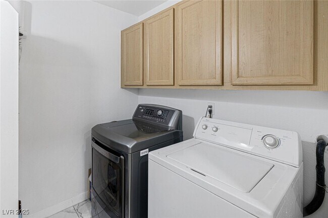 Building Photo - 950 Seven Hills Dr