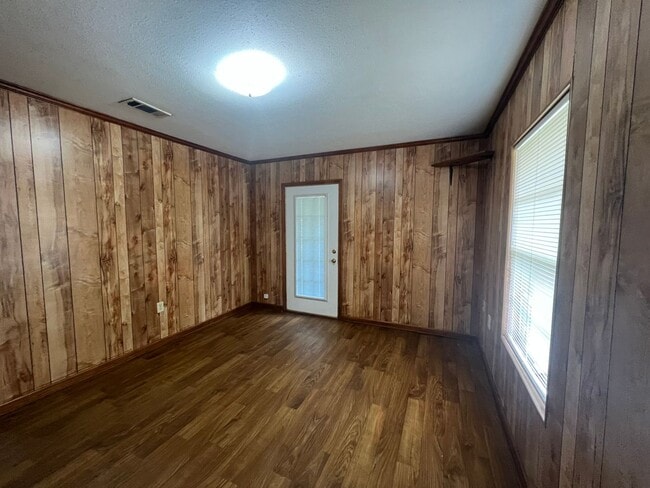 Building Photo - 3 bedroom 1 bathroom in Northport