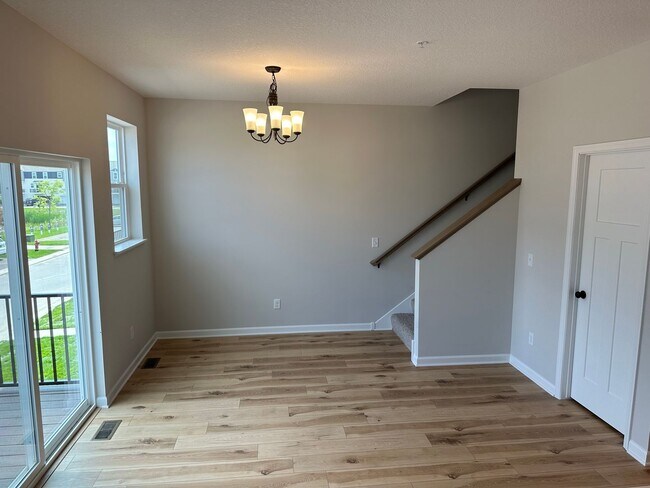 Building Photo - Rare Rogers 3 bed brand new town house for lease!!!