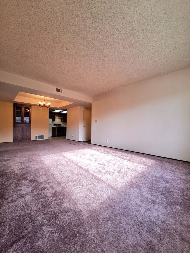 Building Photo - Spacious First Floor 2bd Condo With Laundr...
