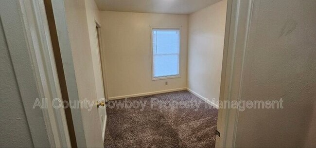 Building Photo - 126 S Cribbon Ave