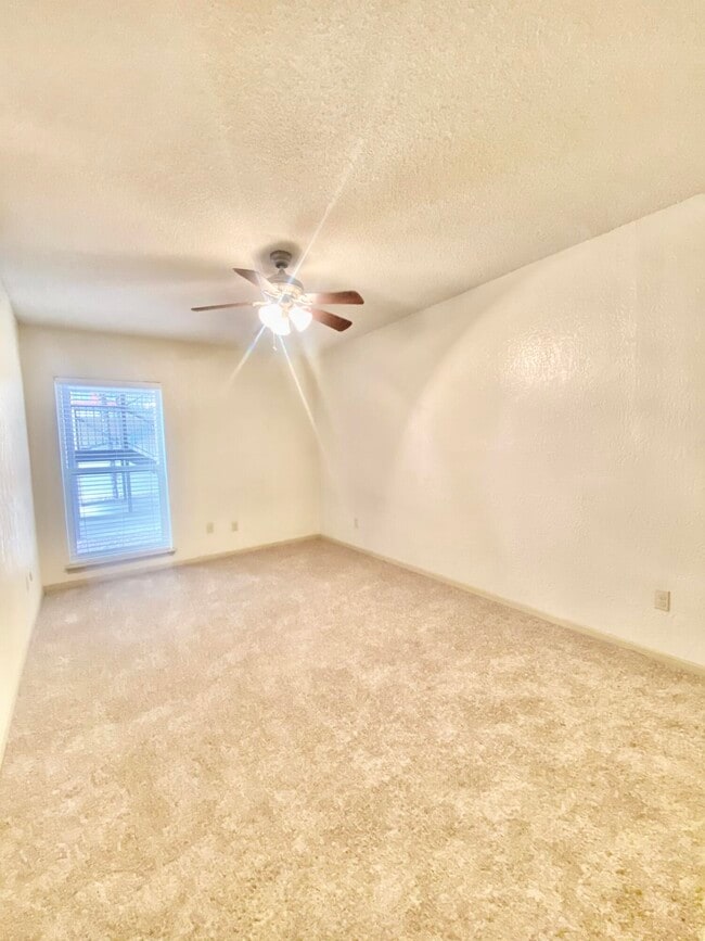 Building Photo - 4433 N Stanton St