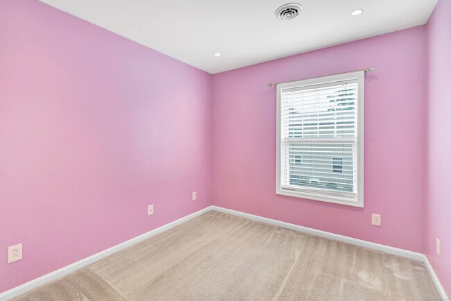 Building Photo - 163 Otis St