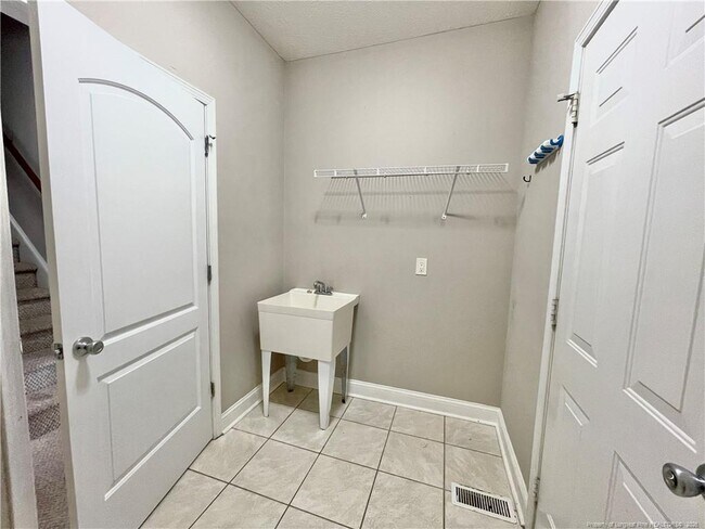 Building Photo - 108 Canyon Ct