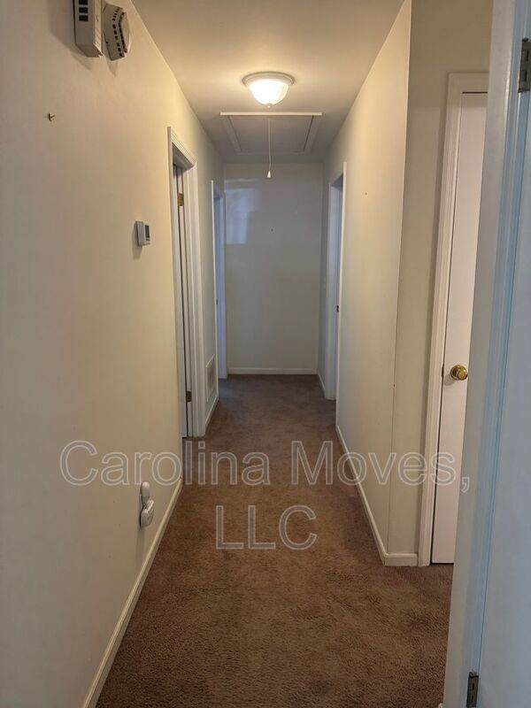Building Photo - 502 Rosebud Ln