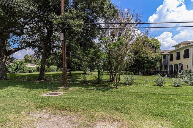 Building Photo - 1320 W 25th St